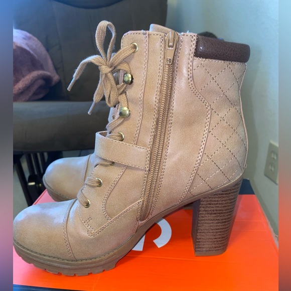 Woman’s GUESS boot - Picture 5 of 9
